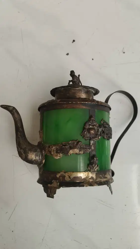 Teko antik souvenir terbuat dari Batu giok lapis perak