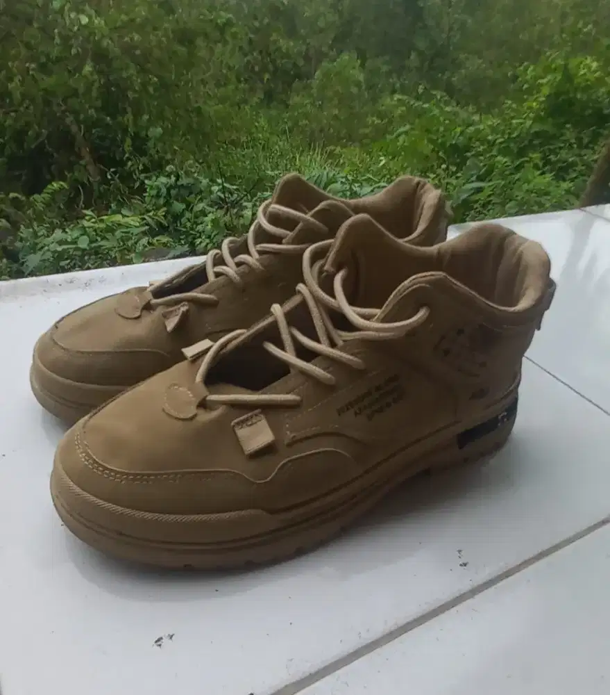 Sepatu hiking/outdoor