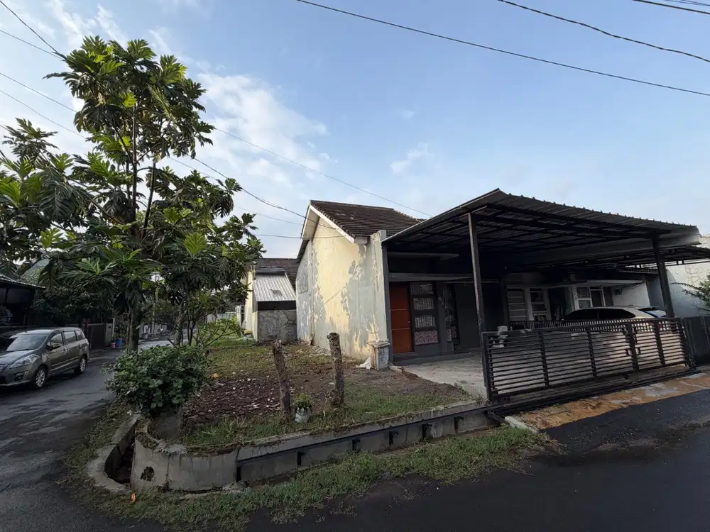 Dijual tanah hoek beserta rumahnya di komplek aman