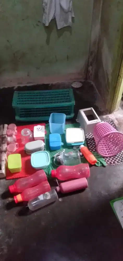 Di jual yg butuh dan minat semua macam gelas,mangkok,piring,sendok,pci