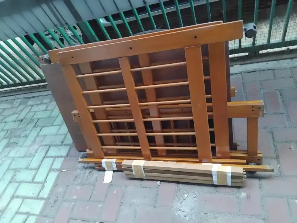 tempat tidur bayi dari kayu asli