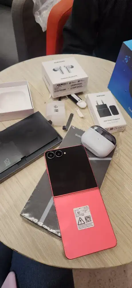 samsung Galaxy Flip7 free layar proteksi 2 tahun cicilan tukar tambah