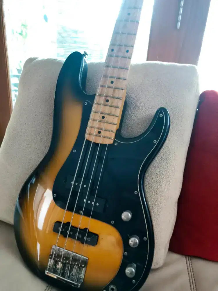Gitar bass Fender Corona California USA