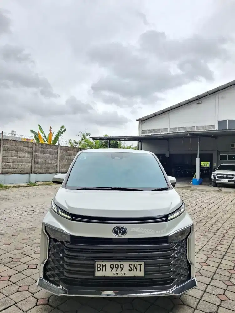 Voxy 2023 2.0 matic. Km 52rb