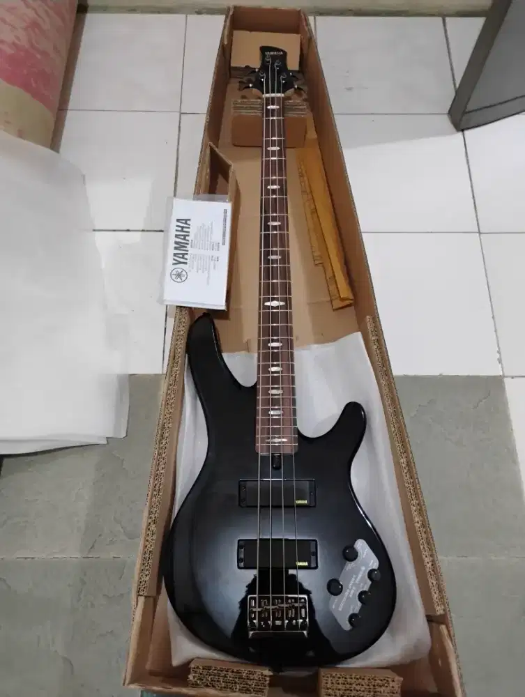Bass Yamaha TRB1004J