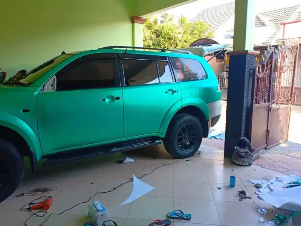 Pasang sticker cutting , wrapping mobil,truck ,bus,kantor dll
