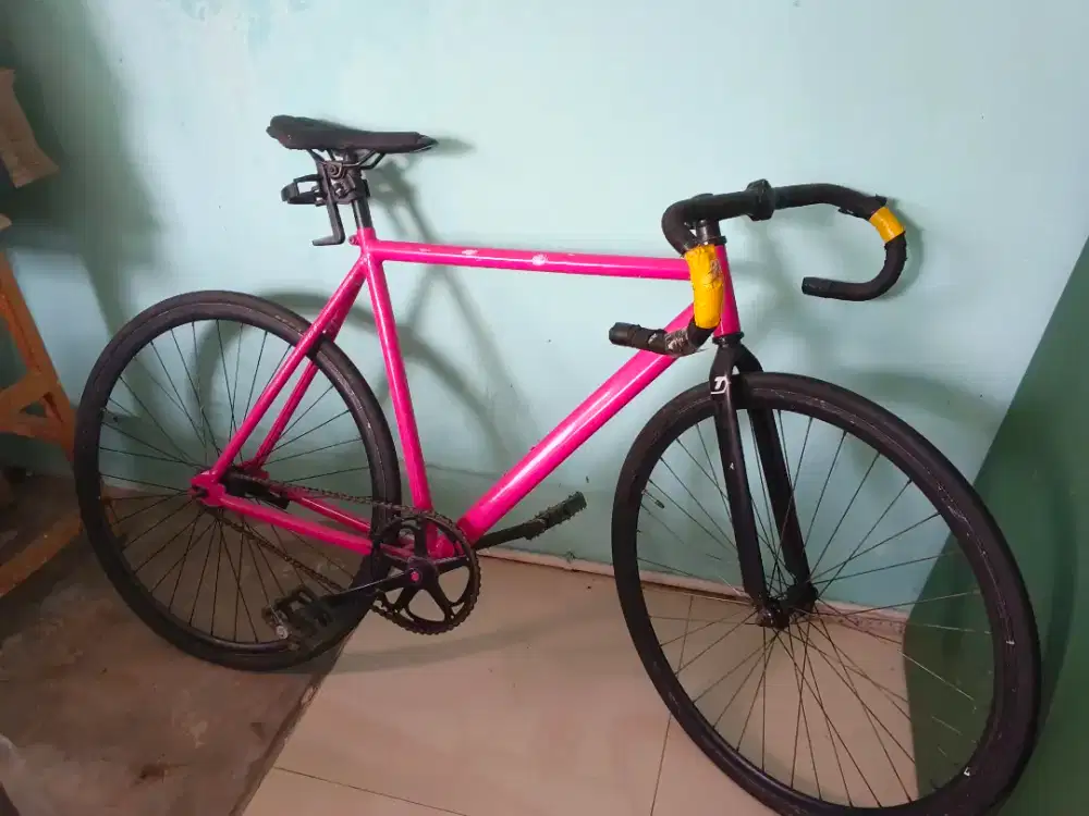 Sepeda fixie rangka Genio hanya sudah di repaint