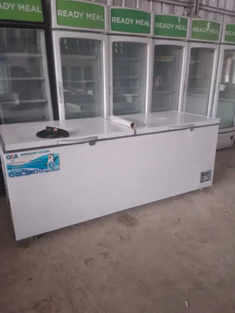 Menyediakan freezer dan showcase