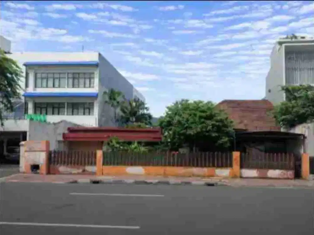 Rumah lokasi premium luas tanah 646m2 menteng Jakarta pusat