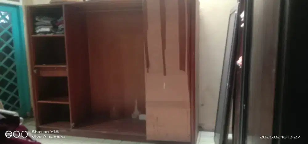 Lemari kayu meranti second