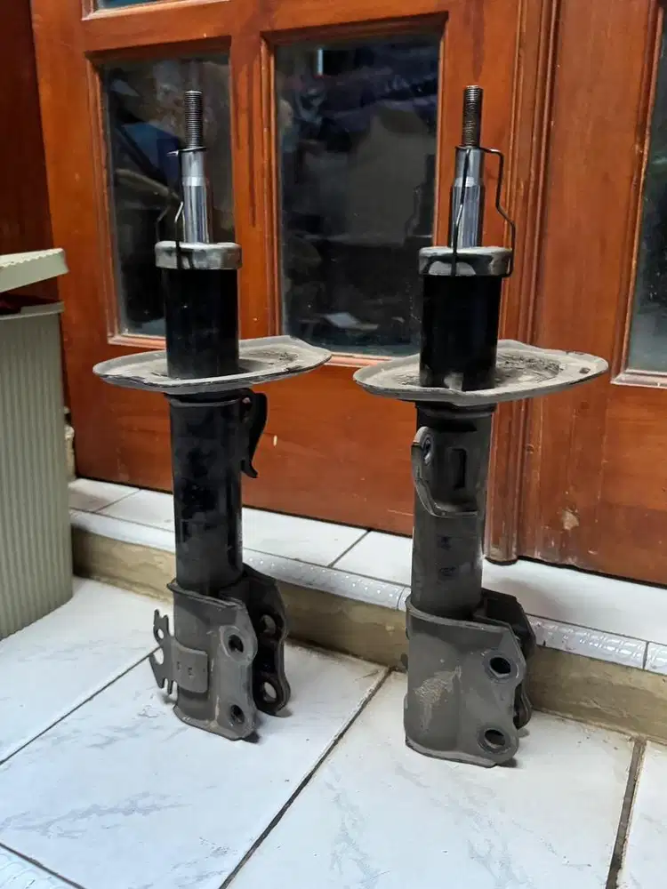 Shock depan yaris bakpao bekas