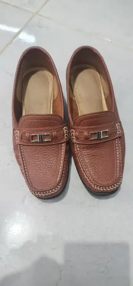 Preloved Sepatu Buccheri Kulit Wanita Warna Bata