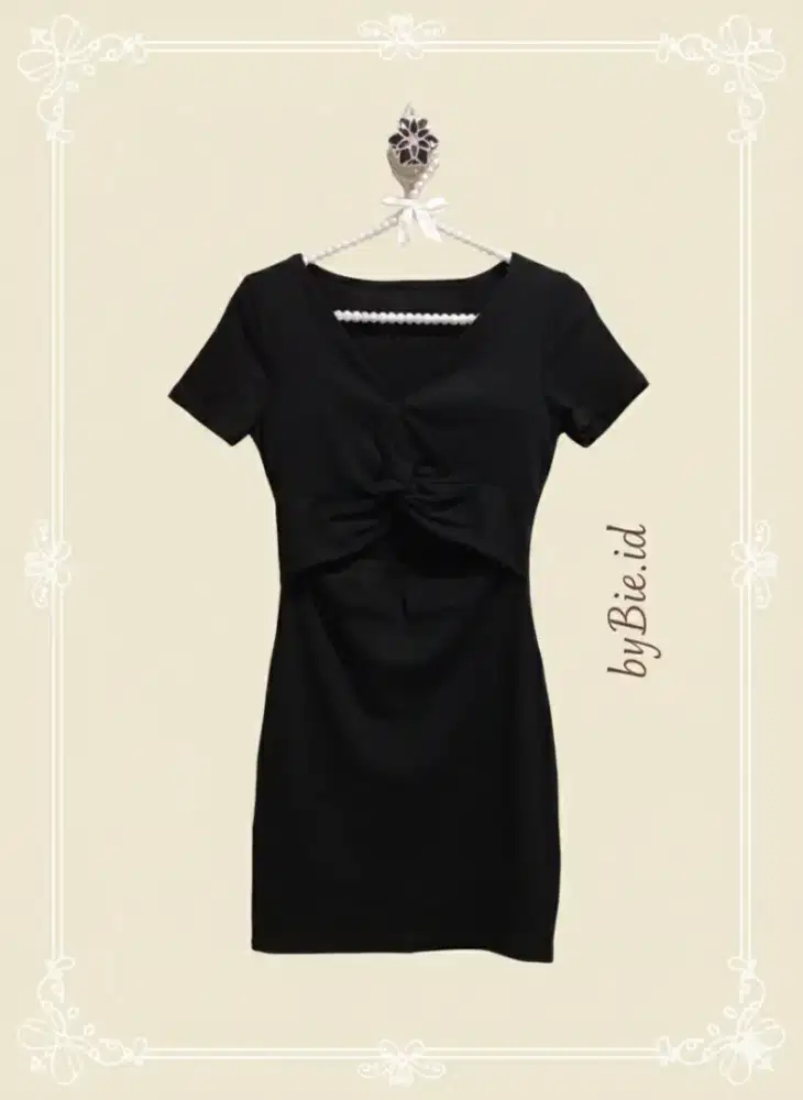 Preloved Gaun Lengan Pendek Kerah V Seksi Berongga