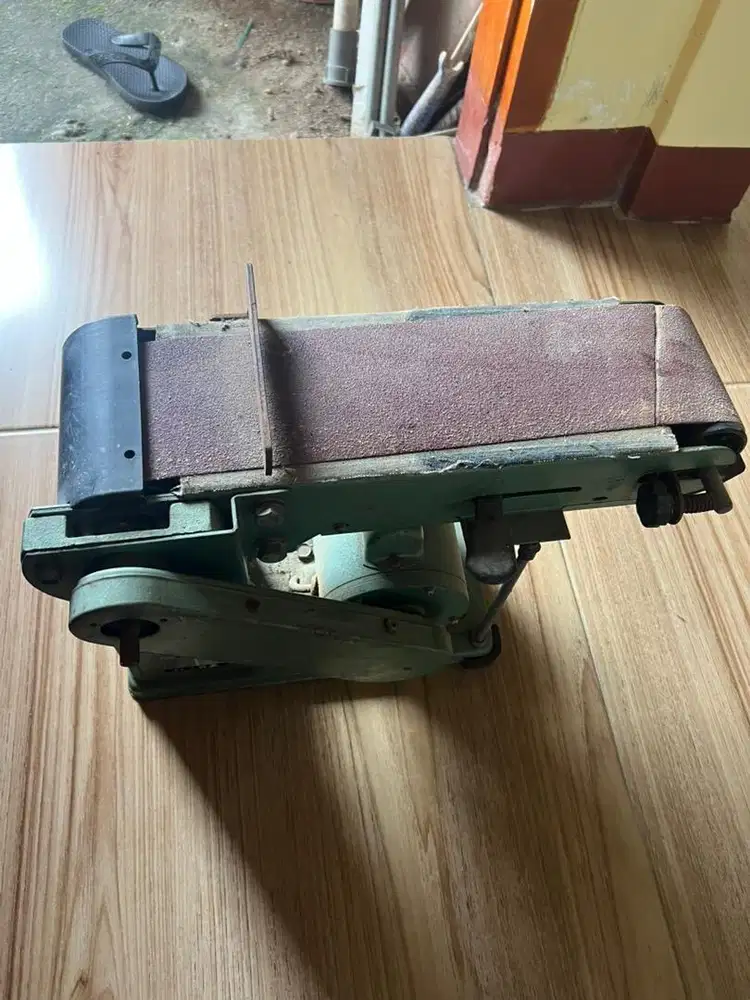 Mesin amplas kayu dan besi