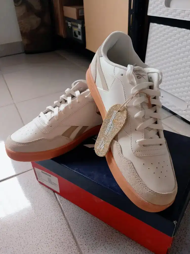 Sepatu reebok pria