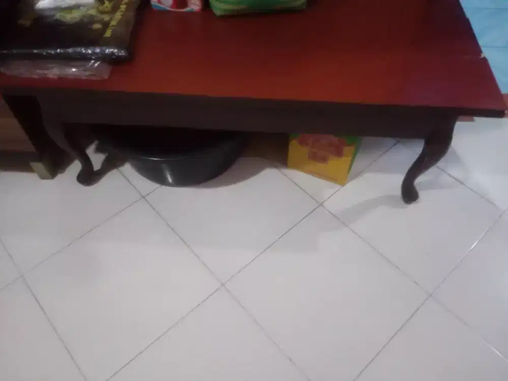 Meja Gosokan atau televisi