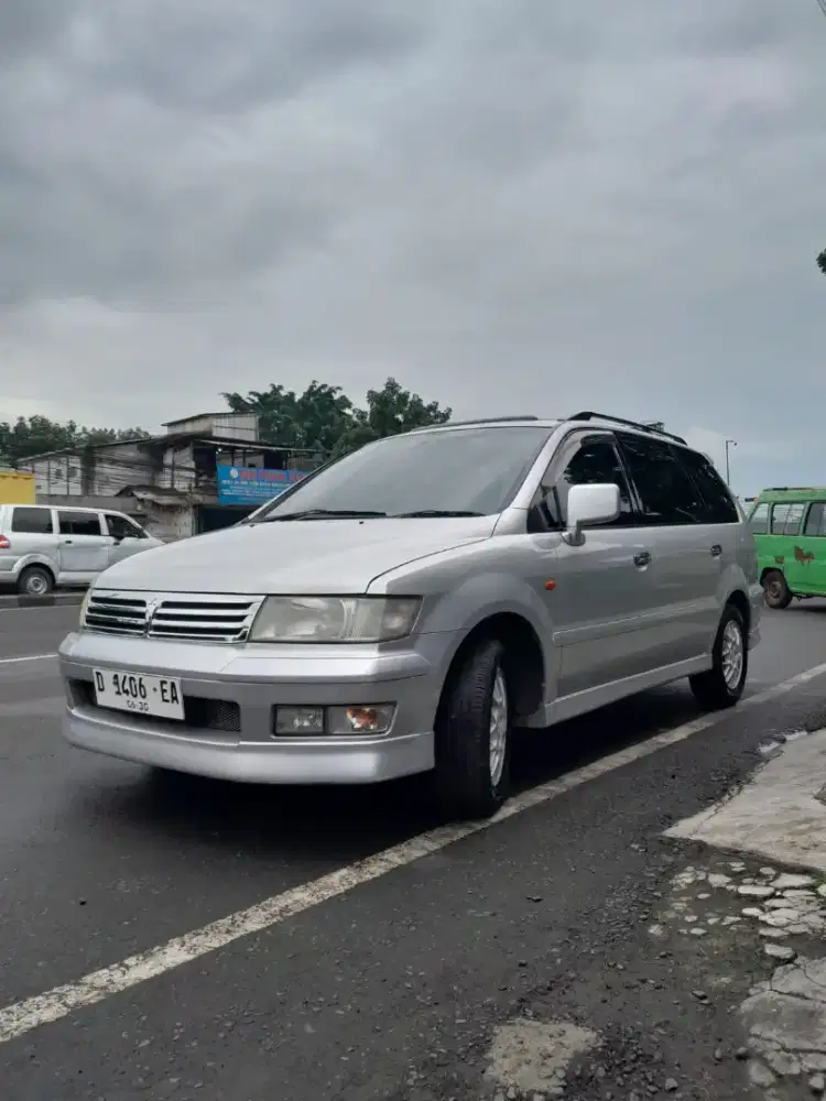 Mitsubishi Chariot Grandis CBU Matic Bensin A/T 2000 silver