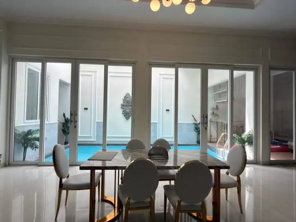 Dijual Rumah Mewah & Private Pool, Dekat Pakuwon Mall di Surabaya