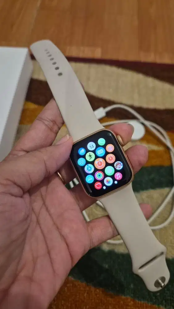 Apple watch SE 4.00