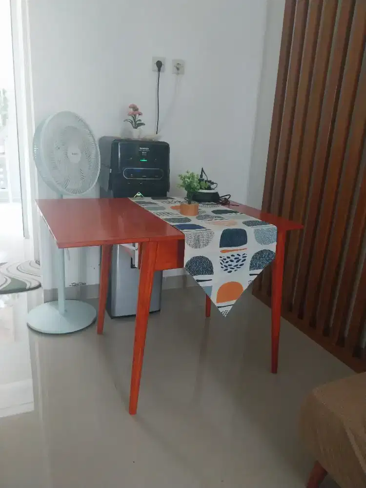 Meja makan minimalis