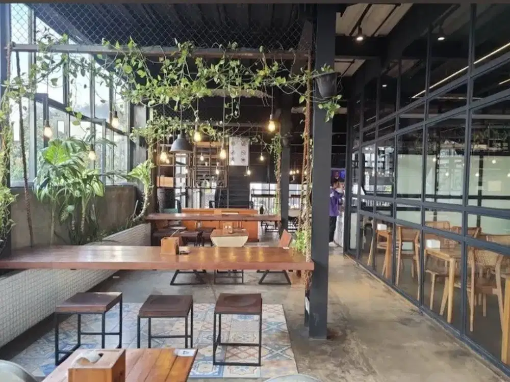 Bangunan Komersial 2,5 Lantai Luas 700 m2 Lokasi Strategis di Tebet Jaksel