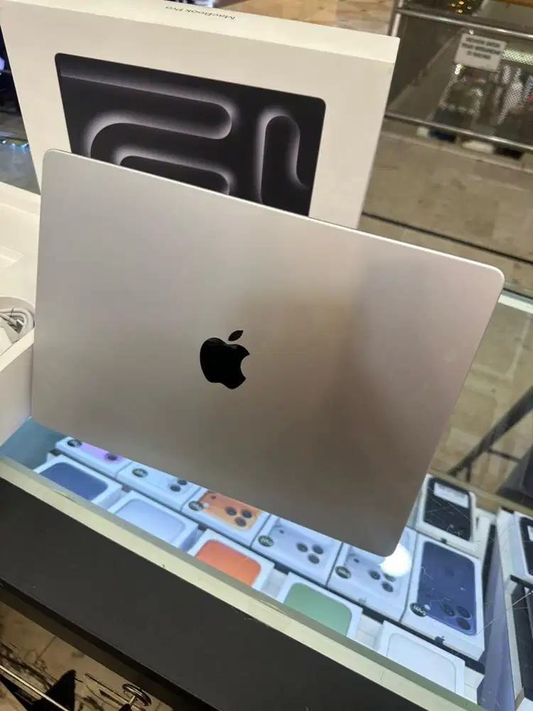 Macbook Pro M5 14inch 16/1TB Silver Garansi iBox 19/01/27 Like New