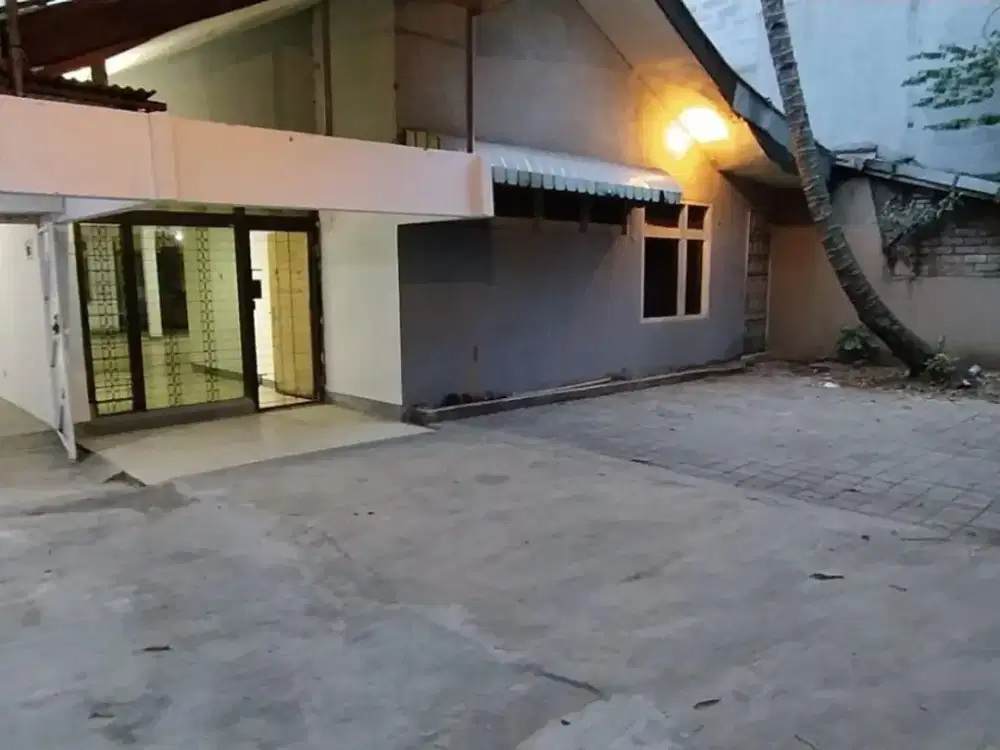 DISEWAKAN GUDANG HOLIS BANDUNG  Rumah plus kantor Strategis utk usaha  Di mainroad Holis ± 300m ke Gerbang Tol Pasirkoja