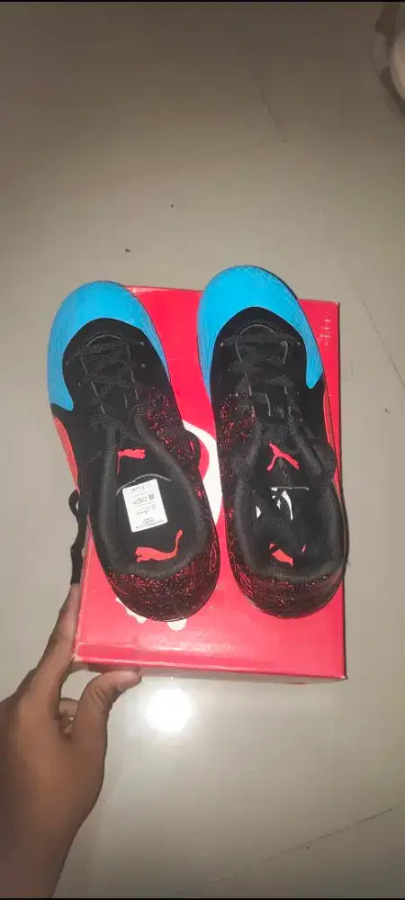 sepatu bola baru
