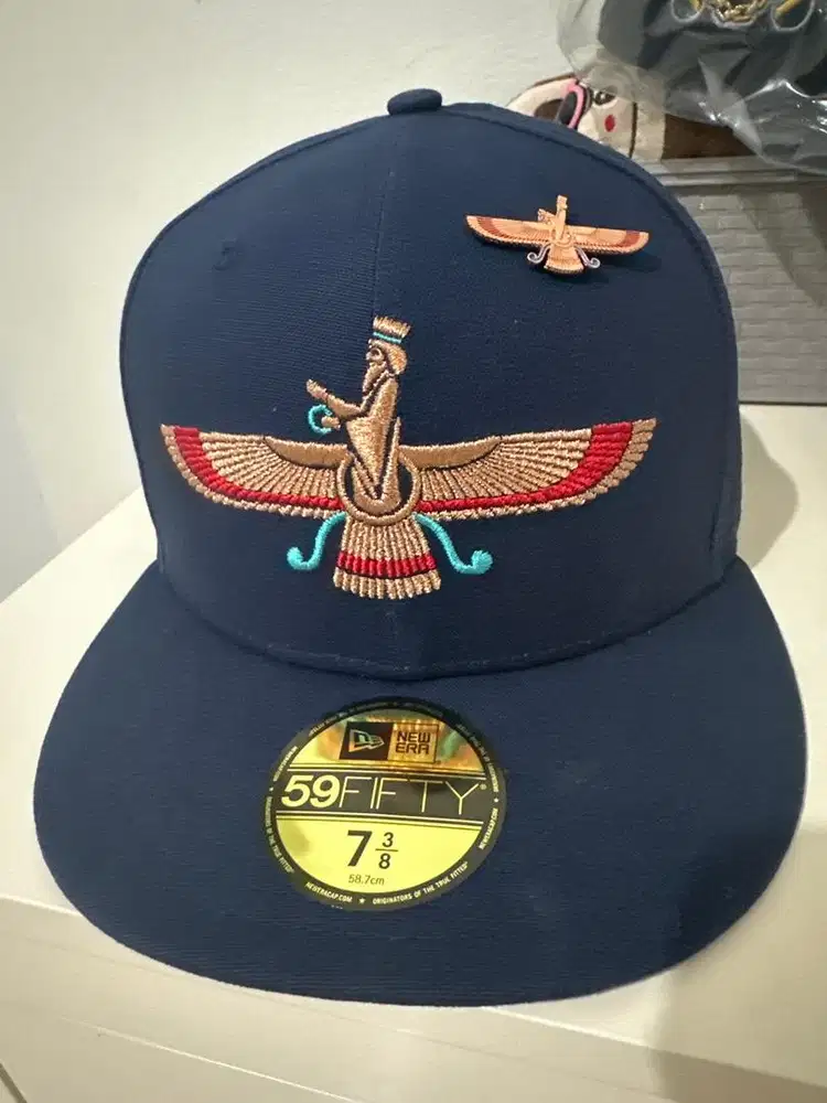 TOPI JUSTFITTEDS FARAVAHAR DENGAN PIN VOL.2 ORIGINAL