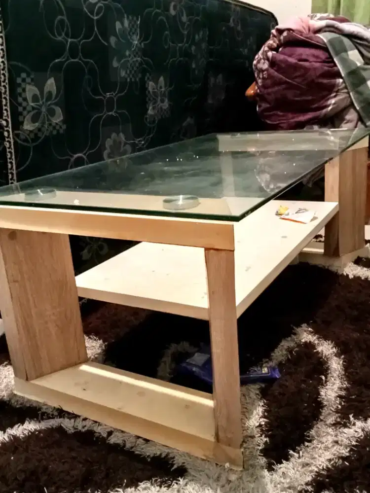 Meja tamu besar kaca