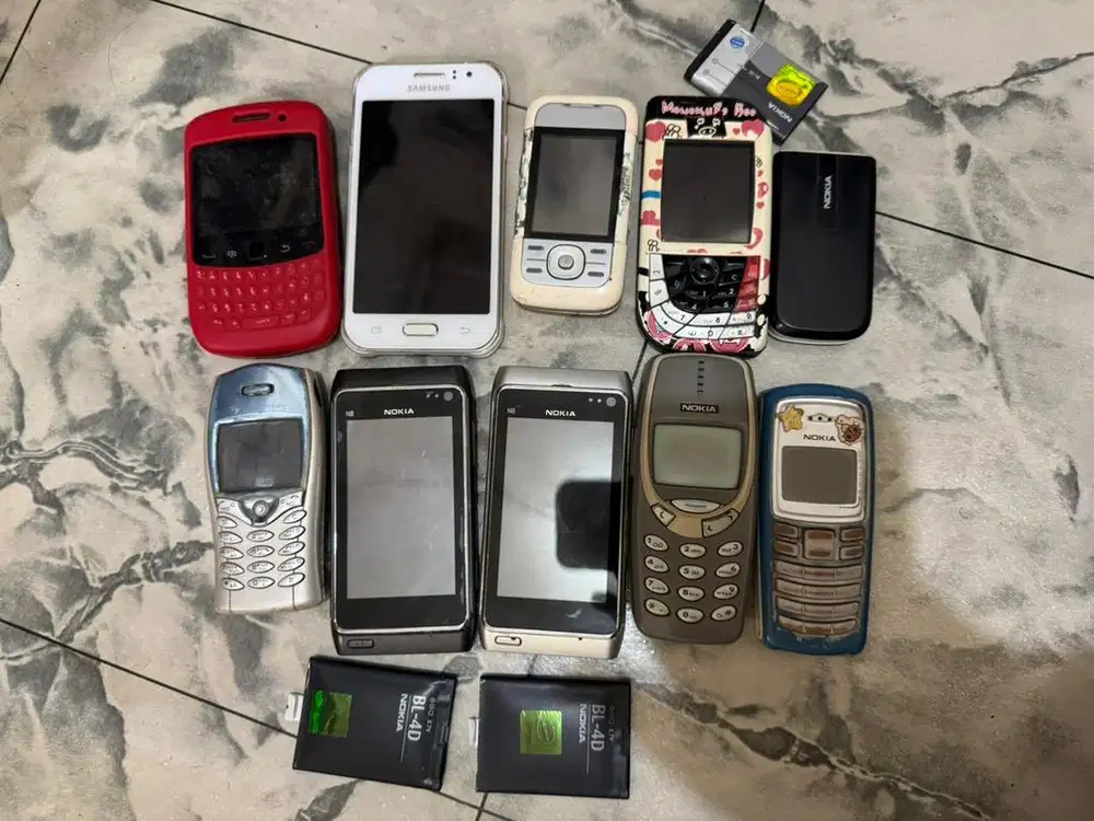 Mau jual handphone jadul.