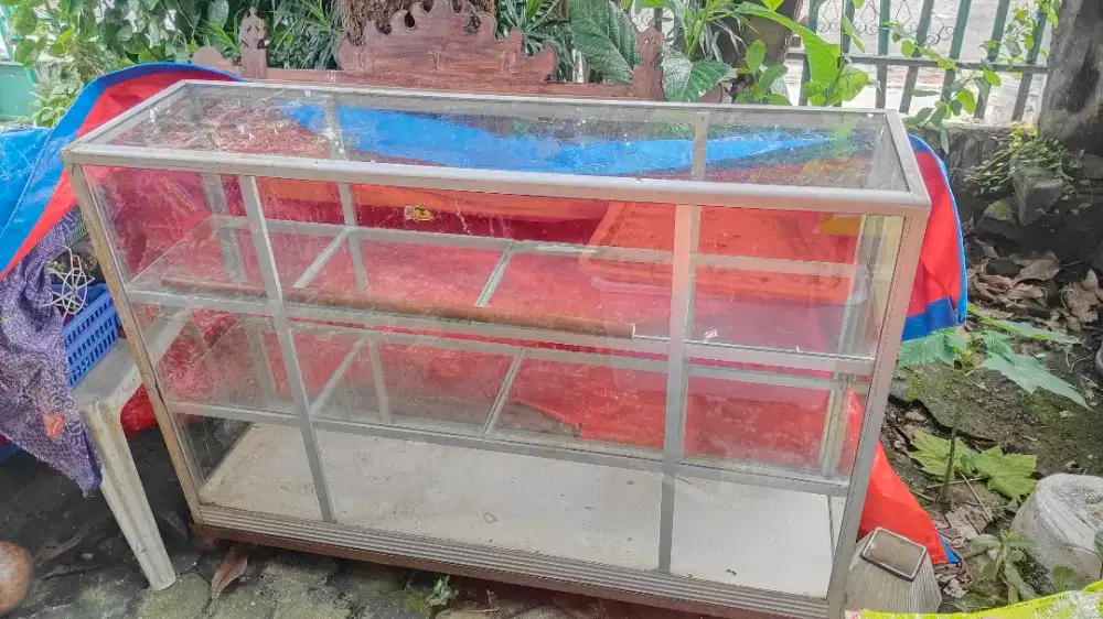 ETALASE KACA TINGKAT