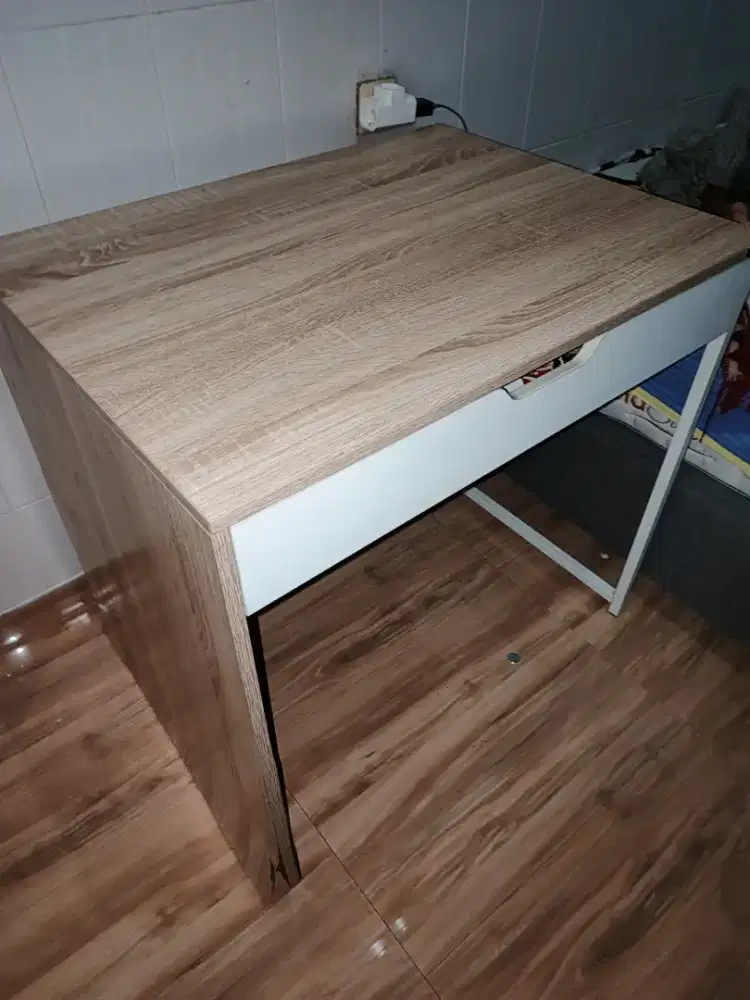 Meja belajar ada laci