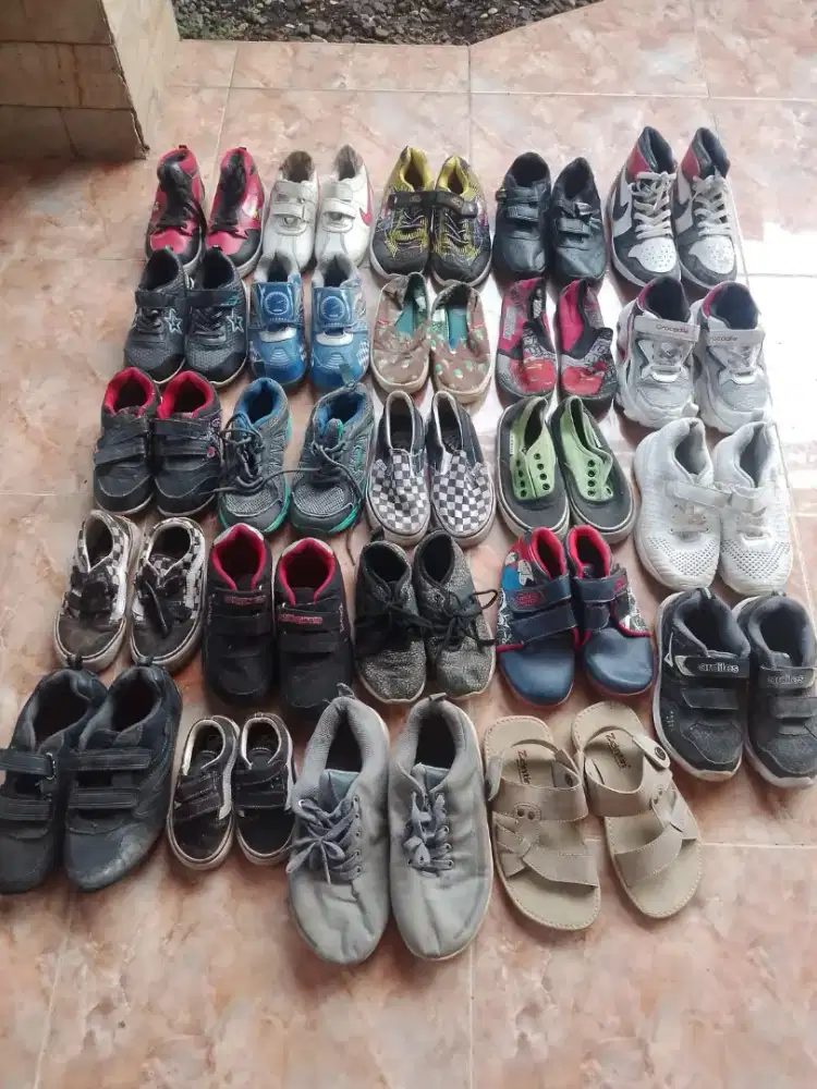Sepatu anak bermacam merek