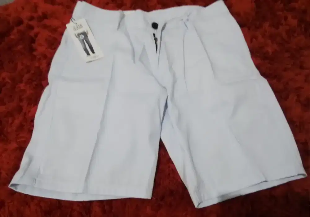 CELANA PENDEK PUTIH 34 PULL&BEAR (NEW)