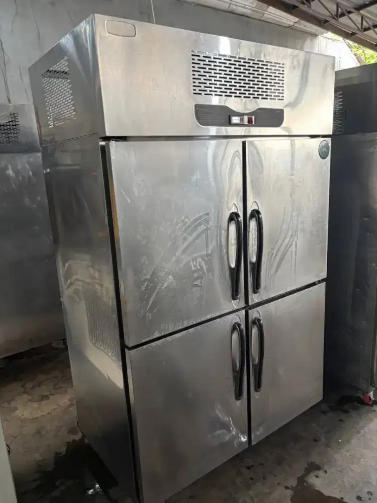 Uprigh gea 4 pintu kombinasi frezer&chiller(atas frezer bawah chiller)