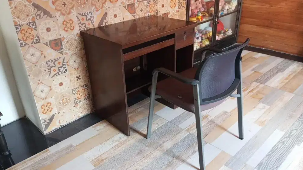 Meja komputer dan kursi