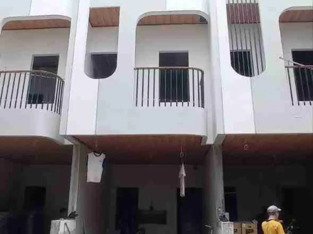 Rumah 3 Lantai Bisa dijadikan  Hunian Sekaligus Aset Investasi Rumah Sewaan/Kontrakan .  Dekat pusat kota, kampus, dan fasilitas umum (RS, puskesmas) . Mudah ke tol Rawamangun Pramuka, stasiun Matraman, halte Salemba- Matraman