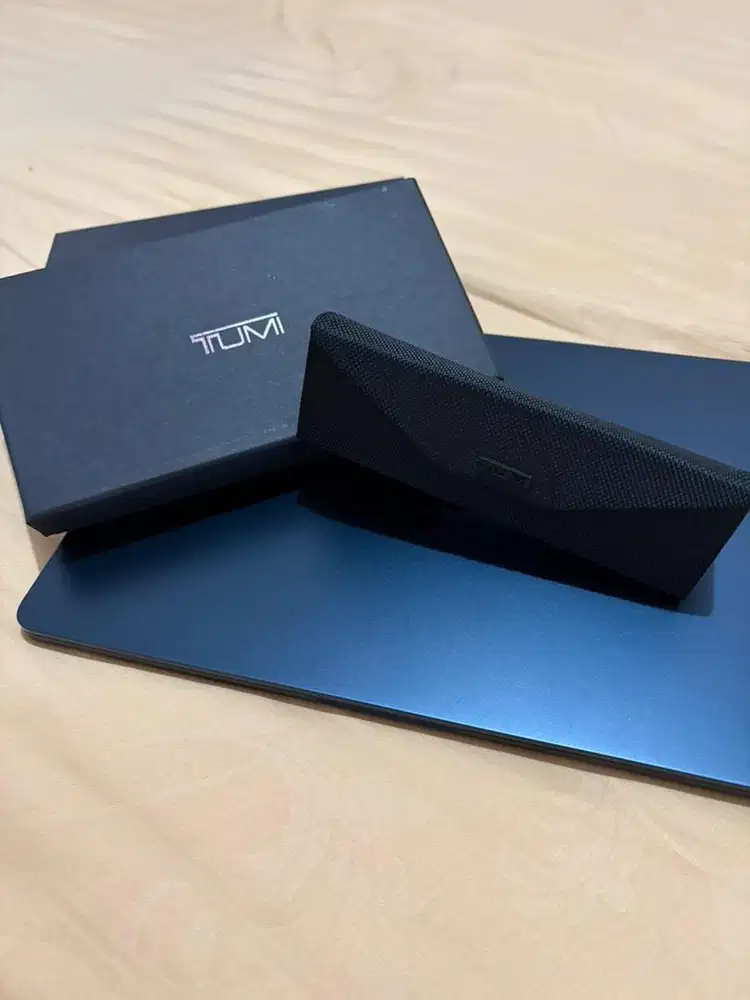 Tempat Kacamata Segitiga merek Tumi