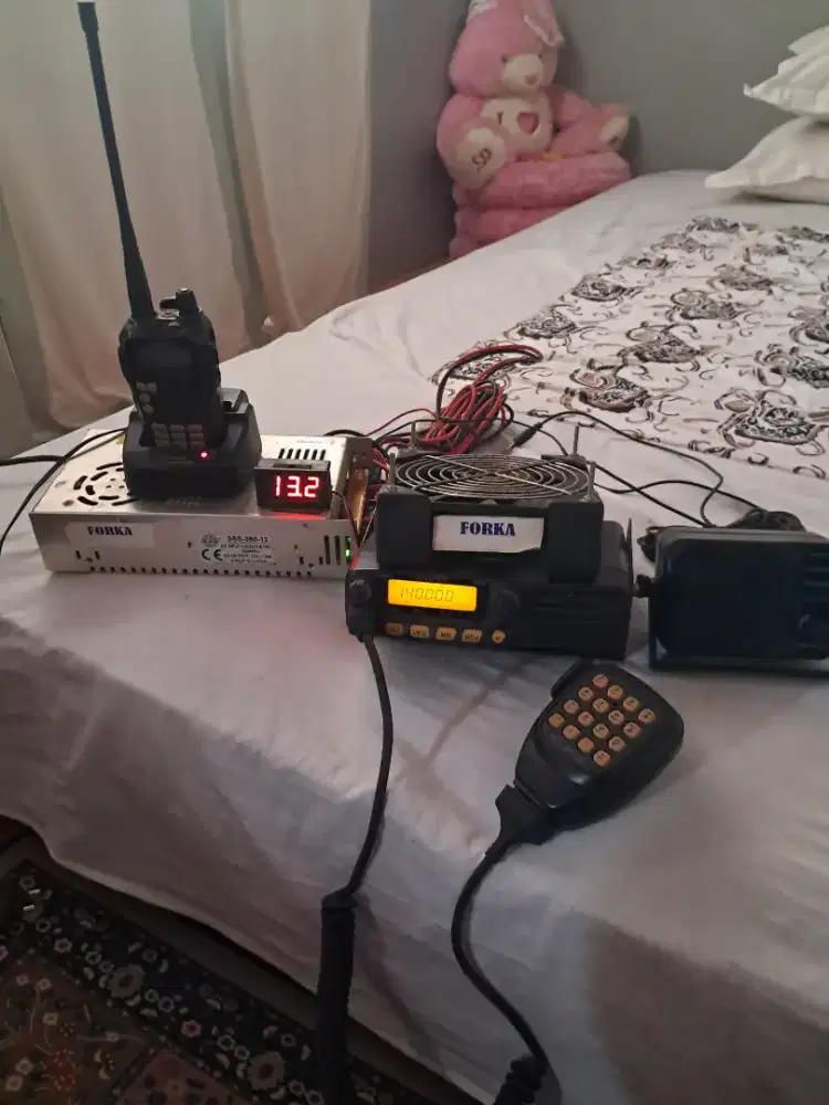 Jual radio rig lengkap berfungsi dengan baik.