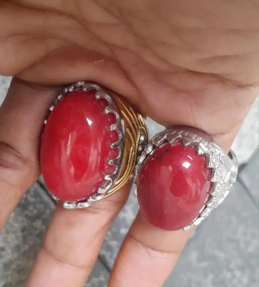Sepasang Cincin Batu merah