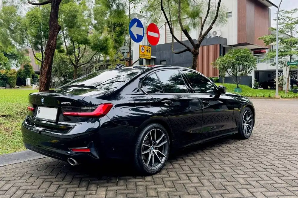 BMW 320i G20 Sport 2020 (Black Saphire - Very Mint Condition)