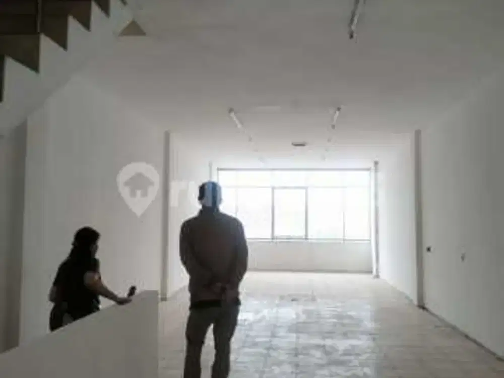 RUKO TIGA LANTAI EX MINI MARKET JALAN GARUDA BANDUNG.