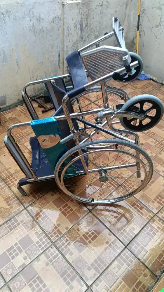 Kursi roda lansia BU