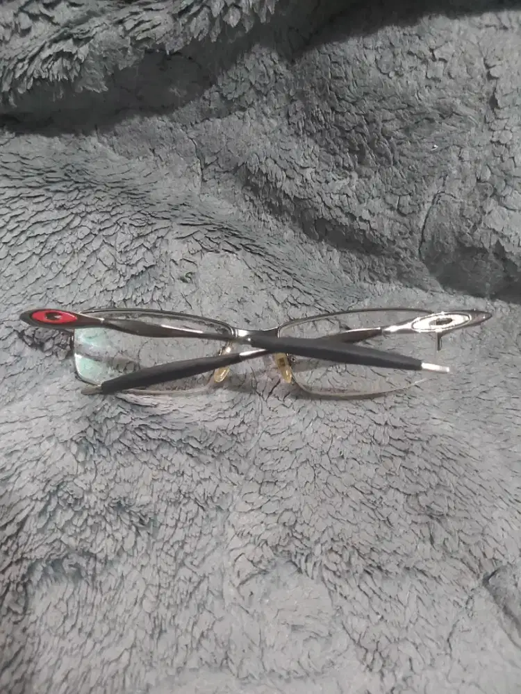 Oakley Gun Glasses,minus logo merah Oakley seblh kanan lepas.