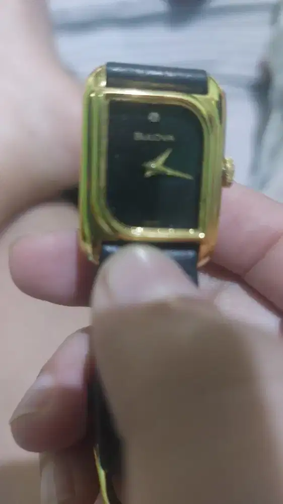 Jam tangan warna hitam dan emas merek BOLOVA