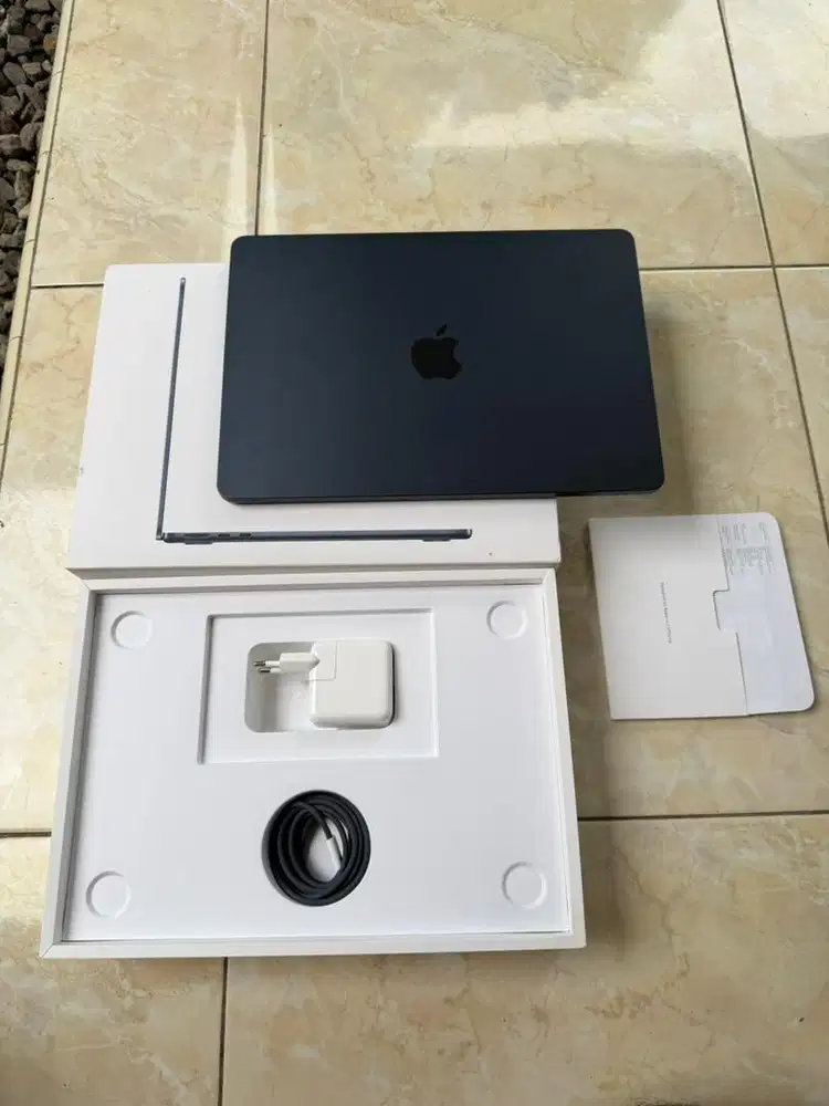 Macbook air m4 skyblue 16/256gb garansi on ibox