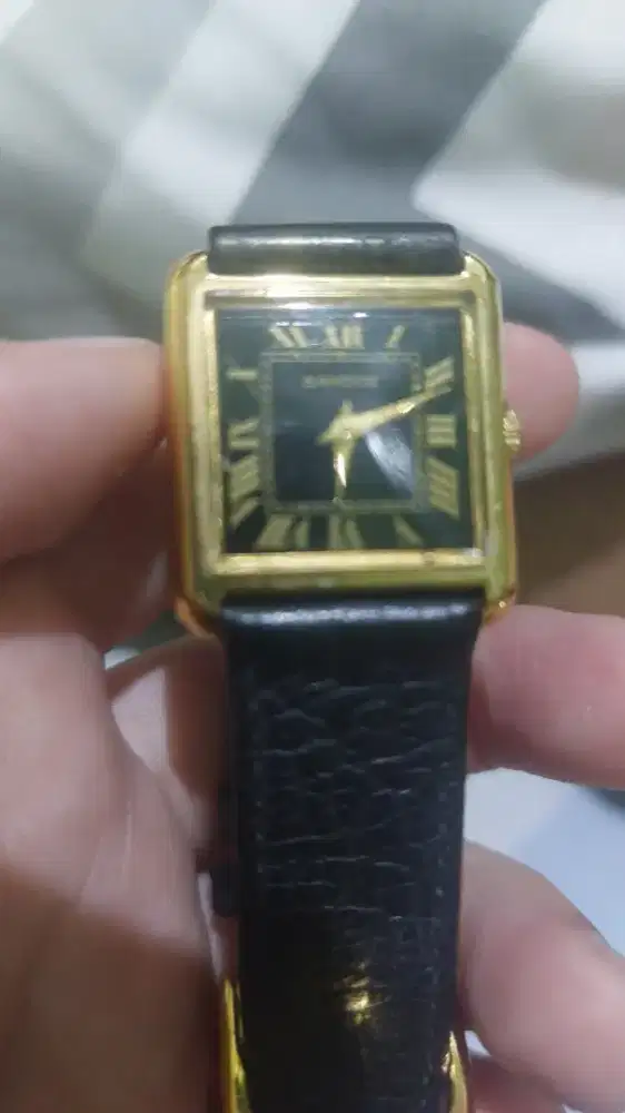 Jam tangan warna hitam dan emas merek  SANDEZ
