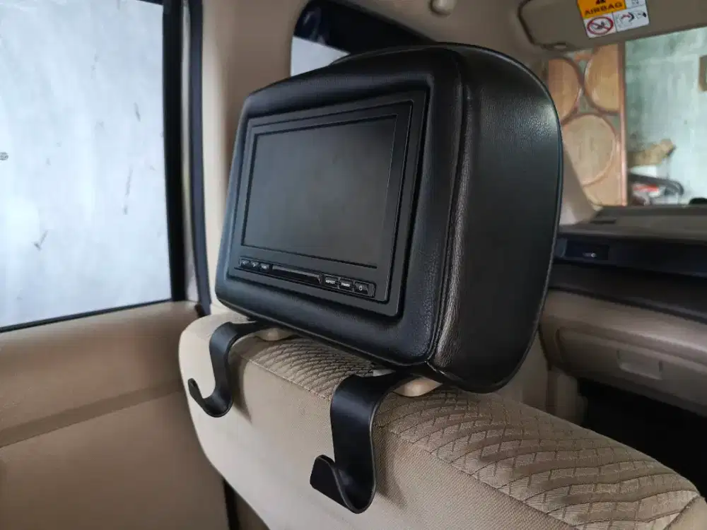 Headrest mobil dengan layar