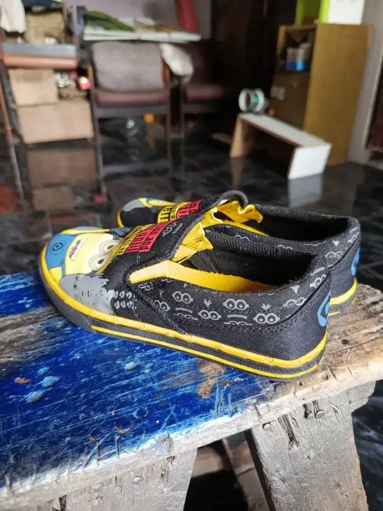 Sepatu slip on anak